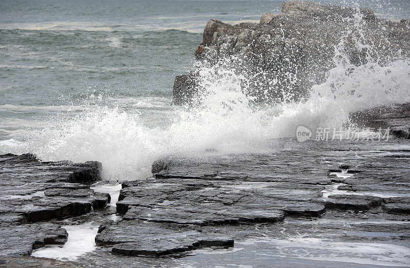 波浪越过搁置岩石，Cape Point，好望角，Cape Colony, Cape Town，南非。